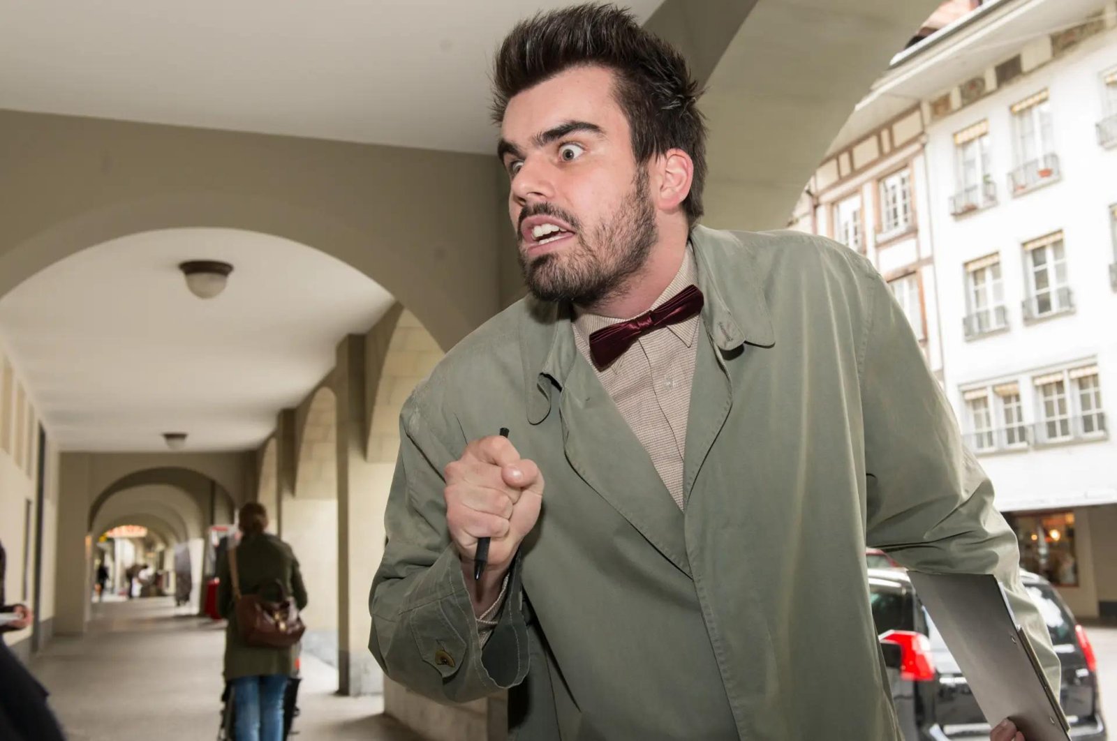 Darsteller spielt eine Szene unter den Lauben einer Altstadt